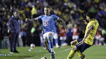 MEX7113. CIUDAD DE MÉXICO (MÉXICO), 05/12/2024.- Carlos Rotondi (i) de Cruz Azul disputa un balón con Henry Martín (d) de América este jueves, durante un partido de ida de las semifinales del torneo Apertura 2024 de la Liga MX en el estadio Ciudad de los Deportes en Ciudad de México (México). EFE/Sáshenka Gutiérrez