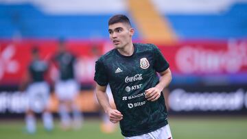 Johan Vásquez durante una sesión de calentamiento con la Selección Mexicana.