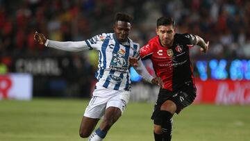 AME3368. PACHUCA (MÉXICO), 29/05/2022.- Avilés Hurtado (i) de Pachuca disputa el balón con Edgar Zaldivar de Atlas, durante la final del torneo Clausura 2022 de la Liga MX, disputado en el estadio Hidalgo, en Pachuca (México). EFE/David Martínez Pelcastre