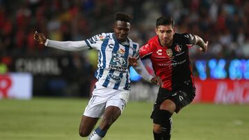 AME3368. PACHUCA (MÉXICO), 29/05/2022.- Avilés Hurtado (i) de Pachuca disputa el balón con Edgar Zaldivar de Atlas, durante la final del torneo Clausura 2022 de la Liga MX, disputado en el estadio Hidalgo, en Pachuca (México). EFE/David Martínez Pelcastre
