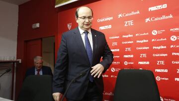 Castro, antes de atender a los medios.