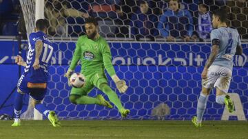Football Soccer - Alaves v Celta Vigo - Spanish King's Cup Semi-final second leg - Mendizorroza, Vitoria, Spain, 08/02/17 Alaves' Edgar Mendez (L) scores a goal past Celta Vigo's goalkeeper Sergio Alvarez. REUTERS/Vincent West