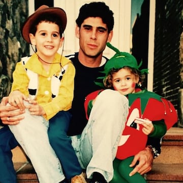 Fernando Hierro tiene una extrecha relaci¨®n con sus dos hijos, ?lvaro y Claudia. Son el otro gran apoyo del seleccionador nacional.