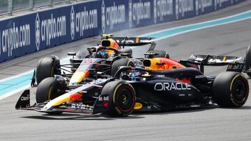 Miami Gardens (United States), 05/05/2024.- Red Bull Racing driver Max Verstappen of Netherlands (R) and Red Bull Racing driver Sergio Perez of Mexico (L) in action during the Formula 1 Miami Grand Prix, at the Miami International Autodrome in Miami Gardens, FL, USA, 05 May 2024. (Fórmula Uno, Países Bajos; Holanda, Roma) EFE/EPA/CRISTOBAL HERRERA-ULASHKEVICH
