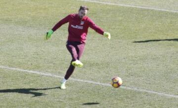 Simeone tiene dudas para el once inicial ante el Barcelona.