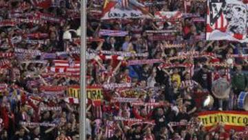 Los hinchas del Vicente Calder&oacute;n animan al Atl&eacute;tico en un partido de su equipo en casa.
 