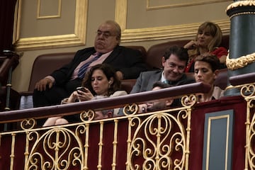 En noviembre de 2023, cuando Pedro S¨¢nchez hablaba en el debate de investidura para convertirse en presidente del Gobierno en el Congreso, la presidenta de Madrid, Isabel D¨ªaz Ayuso, le escucha desde la tribuna alta de invitados. S¨¢nchez menciona el caso de corrupci¨®n del hermano de Ayuso por la compra de mascarillas y ella reacciona llam¨¢ndole ¡°hijo de puta¡±. Sus asesores y compa?eros intentaron camuflar la frase (que se entend¨ªa perfectamente) como ¡°me gusta la fruta¡±, lema del que luego se hicieron hasta camisetas.