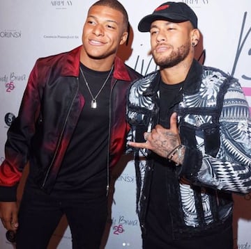 Los futbolistas del Paris Saint Germain Neymar, Mbappé y Verrati fueron tres de los invitados al exclusivo cumpleaños de Cindy Bruna, una modelo francesa de ascendencia congolesa e italiana.​