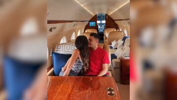 Reguilon y Marta arrasan en TikTok ense?ando su vida de lujo: vuelta a Madrid en jet privado...