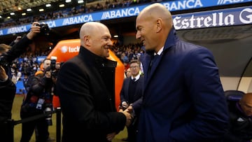 Saludo entre Pepe Mel y Zinedine Zidane antes del encuentro que iba a enfrentar en Riazor a Deportivo y Real Madrid.