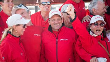 El espa&ntilde;ol Joan Vila (en el centro de la foto)sonr&iacute;e tras la llegada del Wild Oats XI&#039; a Hobart coom ganador de la 74&ordf; Rolex Sydeny Hobart.