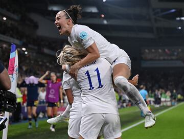 2-1. Georgia Stanway celebra el segundo gol.