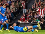 Pubill, ante Nico Williams en el Athletic-Atlético.