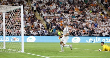 2-0. Brahim, en la frontal del área, asiste al desmarque Mbappé. El defensa eslovaco yendo al suelo, intercepta el balón para cambiar la trayectoria de la pelota y confundir a Greif.