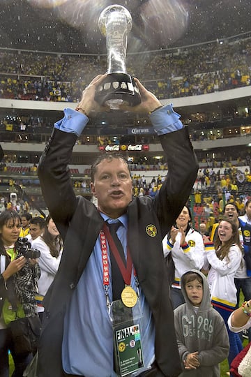 Ricardo Pelaez, entonces directivo del América, celebra con el trofeo de campeón.