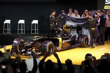 El presidente de Renault Carlos Ghosn presenta junto a los pilotos oficiales Kevin Magnussen y Jolyon Palmer el nuevo Renault RS16 para 2016.