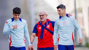 LAS ROZAS (MADRID), 20/03/2024.-Los jugadores de la selección española de Fútbol Álvaro Morata (d), y Pau Cubarsí (i), y en entrenador Luis de la Fuente, durante el entrenamiento este miércoles en la Ciudad del Fútbol en Las Rozas (Madrid), donde continúa la preparación del amistoso del próximo viernes contra Colombia en Londres.-EFE/ RFEF***SOLO USO EDITORIAL/SOLO DISPONIBLE PARA ILUSTRAR LA NOTICIA QUE ACOMPAÑA (CRÉDITO OBLIGATORIO)***
