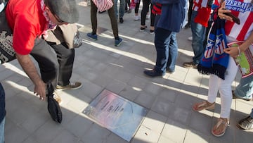 16/09/17 PARTIDO PRIMERA DIVISION
ATLETICO DE MADRID - MALAGA
INAUGURACION ESTRENO ESTADIO WANDA METROPOLITANO AMBIENTE SEGUIDORES FIESTA
PASEO DE LAS LEYENDAS PLACA LUIS ARAGONES
PUBLICADA 17/09/17 NA MA04 2COL