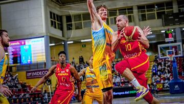 Quino Colom, base de la Selecci&oacute;n, ante Artem Pustovyi, p&iacute;vot de Ucrania, durante el tercer partido de las Ventanas de clasificaci&oacute;n para el Mundial 2023.