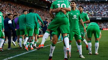 VALENCIA, 20/04/2024.- El delantero del Betis Ayoze Pérez (delante) celebra con sus compañeros tras anotar su segundo gol en el partido de la jornada 32 de LaLiga EA Sports entre el Valencia CF y el Real Betis, disputado hoy sábado en el estadio de Mestalla de Valencia. EFE/ Biel Alino
