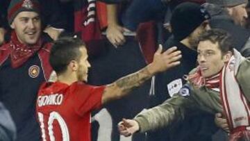 Sebastian Giovinco celebrando con la afición del Toronto su gran gol, mismo con el que el equipo canadiense accedió a los Playoffs de la MLS por primera ocasión en sus 10 años de existencia.