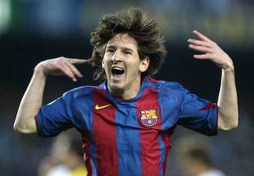 El 1 de mayo de 2005, el jugador argentino marcó su primer gol con el Barcelona en Primera División, fue el 2-0 ante el Albacete en el Camp Nou. En el último minuto del partido, Messi recibió un gran pase de Ronaldinho, esperó la salida de Valbuena y con la zurda puso el balón por encima del portero. En la foto, el jugador celebra su debut como goleador blaugrana. 