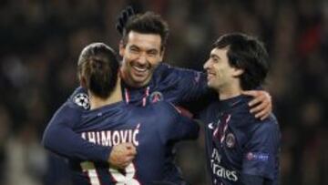 Ezequiel Lavezzi celebra con sus compañeros Zlatan Ibrahimovic y Javier Pastore, tras anotar ante el Oporto.