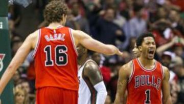 Gasol felicita a un gran Derrick Rose.