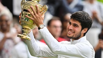 El tenista español Carlos Alcaraz levanta la copa de campeón de Wimbledon 2023.