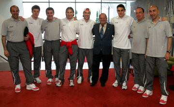 Paco Herrera, con el resto de españoles del Liverpool en 2005, en una visita de Paco Gento.