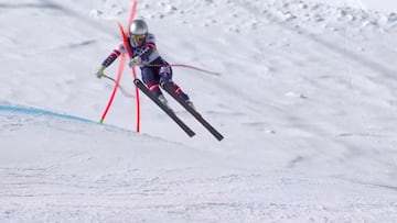 Lindsey Vonn, en el momento en el que se engancha con la puerta y sale despedida poniendo fin a su descenso.