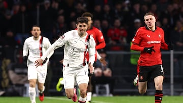 Soccer Football - Europa League - Play-Off - Second Leg - Stade Rennes v AC Milan - Roazhon Park, Rennes, France - February 22, 2024 AC Milan's Christian Pulisic in action with Stade Rennes' Adrien Truffert REUTERS/Stephanie Lecocq