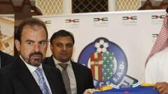 Ángel Torres firmó en Dubai el acuerdo con Royal Emirates