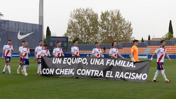 After being sent off for confronting a fan alleged to have racially abused him, Rayo Majadahonda keeper Cheikh Sarr has received a two-game ban. At the start of Saturday’s game against Ponferradina, the Spanish third-tier team showed their displeasure with the ruling.