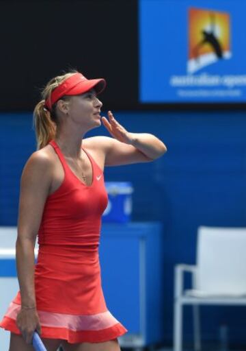 Maria Sharapova venció a su compatriota Ekaterina Makarova para llegar a la final del Abierto de Australia.