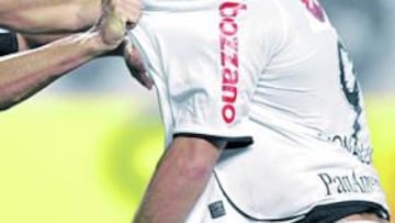 <b>RESPUESTA. </b>Con esta manotazo respondió Ronaldo a los continuos agarrones de Fahel.