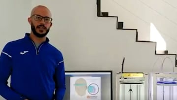 Rub¨¦n Alba, dise?ador de calzado de Joma, trabajando con el prototipo de m¨¢scara protectora para sanitarios.