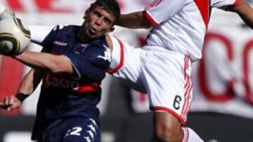 <b>RIVER 1 - TIGRE 0</b>. Maidana lucha por el balón con el jugador de Tigre Denis Stracqualursi durante la primera jornada del torneo Apertura de la liga argentina de Primera División.