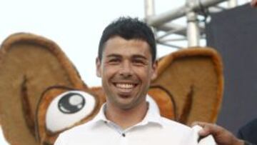 El centrocampista Javi Fuego posa con su nueva camiseta durante el acto de presentación.