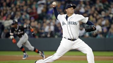 Seattle Mariners starting pitcher Felix Hernandez throws to home as Miami Marlins&#039; Dee Gordon takes off from first base behind in the first inning of a baseball game, Wednesday, April 19, 2017, in Seattle. (AP Photo/Elaine Thompson)