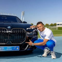 La plantilla del Real Madrid recibe sus nuevos coches