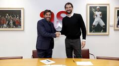 04/11/19 VISITA REDACCION DIARIO AS 
 JORGE GARBAJOSA PRESIDENTE FEDERACION ESPA&Ntilde;OLA DE BALONCESTO FIRMA COLABORACION HALL OF FAME 
 VICENTE JIMENEZ 