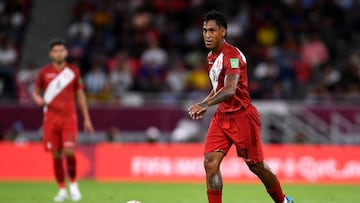 Renato Tapia conduce el balón durante el partido contra Australia.