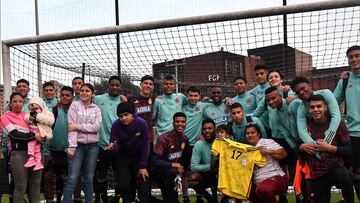 La Selección Sub 20 recibe una visita con mucho amor