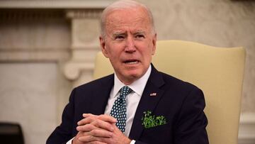 El presidente de los Estados Unidos, Joe Biden, participa en una reunión bilateral virtual con el primer ministro irlandés, Miche xE1l Martin, en la Oficina Oval de la Casa Blanca el 17 de marzo de 2021 en Washington, DC.