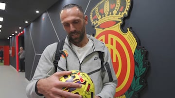 El delantero del Mallorca, Vedat Muriqi, con el balón firmado por sus compañeros tras marcar un hat-trick al Athletic.