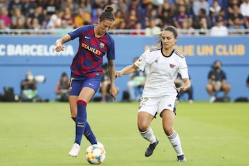 La jugadora del Barcelona, Jenni Hermoso, controla el balón ante la jugadora del Tacon, Carballo. 
 



