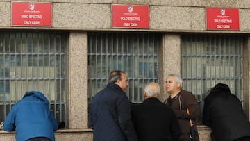 Aficionados del Atl&eacute;tico en las taquillas del Vicente Calder&oacute;n. 
 