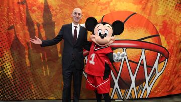 CHARLOTTE, NC - FEBRUARY 15: NBA Commissioner, Adam Silver and Mickey Mouse meet during NBA All Star Weekend in Charlotte, North Carolina on February 15, 2019 at Bojangles Coliseum. The NBA is collaborating with Walt Disney Imagineering on the new NBA Experience opening this summer at Walt Disney World Resort in Florida. This one-of-a-kind destination will bring NBA moments to life through thrilling basketball activities and interactive experiences that will appeal to boys, girls and adults. NOTE TO USER: User expressly acknowledges and agrees that, by downloading and or using this photograph, User is consenting to the terms and conditions of the Getty Images License Agreement. Mandatory Copyright Notice: Copyright 2019 NBAE (Photo by Joe Murphy/NBAE via Getty Images)
 PUBLICADA 05/06/20 NA MA25 3COL
 PUBLICADA 22/05/20 NA MA01 1COL
 PUBLICADA 22/05/20 NA MA24 7COL