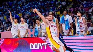 Darío Brizuela lanza a canasta justo al lado del banquillo de la Selección.